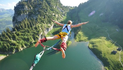 开云APP-欧冠半决赛之夜，蒂亚戈的沉默与轰鸣
