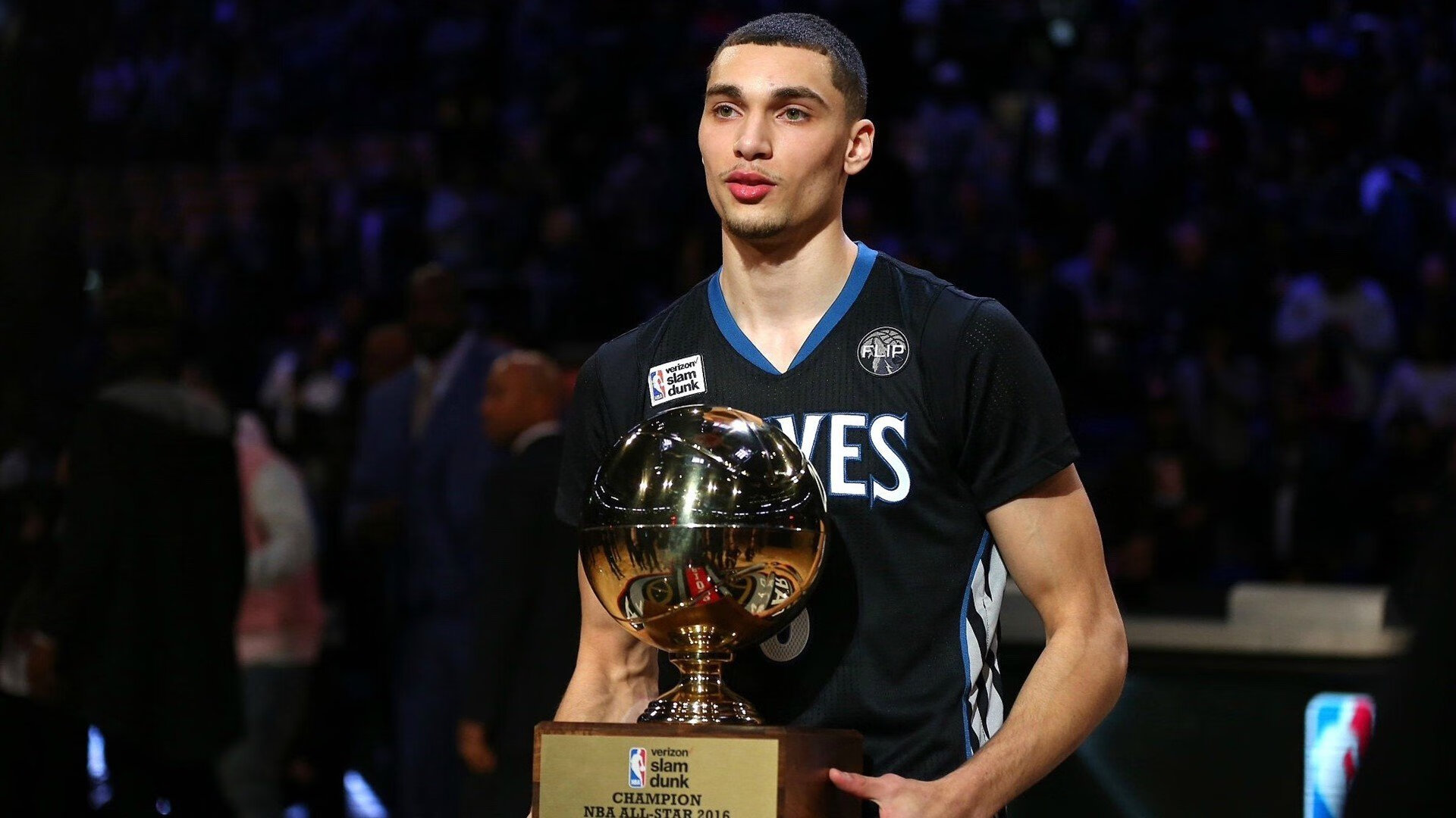 东契奇跨时空封神夜,当雄鹿与魔术的对决沦为背景板